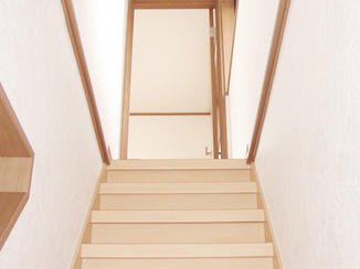内装リフォーム 真っ白な壁紙と木目の床材で仕上げる洋風の階段