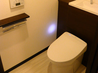 トイレリフォーム 明るくおしゃれな空間になり、収納も出来るようになったトイレ