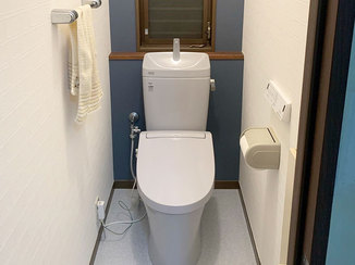 トイレリフォーム お掃除がしやすい、ブルーを基調とした爽やかなトイレ