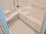 バスルームリフォームお掃除がしやすいお風呂と、カウンター付きの便利なトイレ