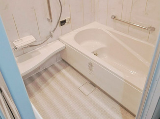 バスルームリフォーム お掃除がしやすいお風呂と、カウンター付きの便利なトイレ