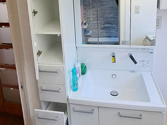洗面リフォーム デッドスペースを活用した、収納力抜群の洗面化粧台