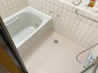 バスルームリフォーム 浴槽取り替えと床の張り替えで、快適になった浴室