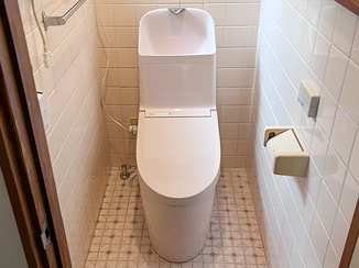 トイレリフォーム 深いボウルの手洗い器が使いやすい、清掃性にも優れたトイレ