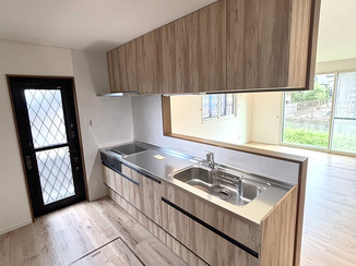 キッチンリフォーム 床と一体感のある木目調ナチュラルキッチン