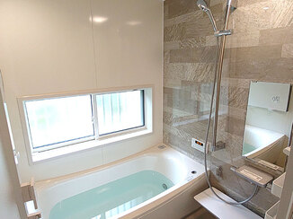 バスルームリフォーム 断熱仕様で冬でも過ごしやすい、段差なしのバリアフリー浴室