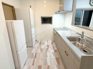 キッチンリフォーム 圧迫感を解消した、すっきり明るいキッチン