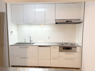 キッチンリフォーム 白を基調にした、明るく美しい清潔感あふれるキッチン