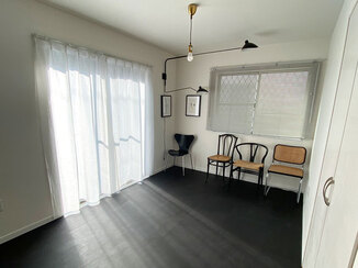 内装リフォーム 黒色のフロアタイルが空間を引き締めるかっこいいお部屋